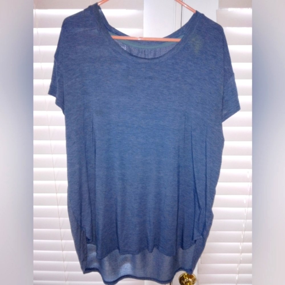 NWOT-CHAMPION SUPER SOFT QUICK DRY TEE WITH HIGH LOW BACK